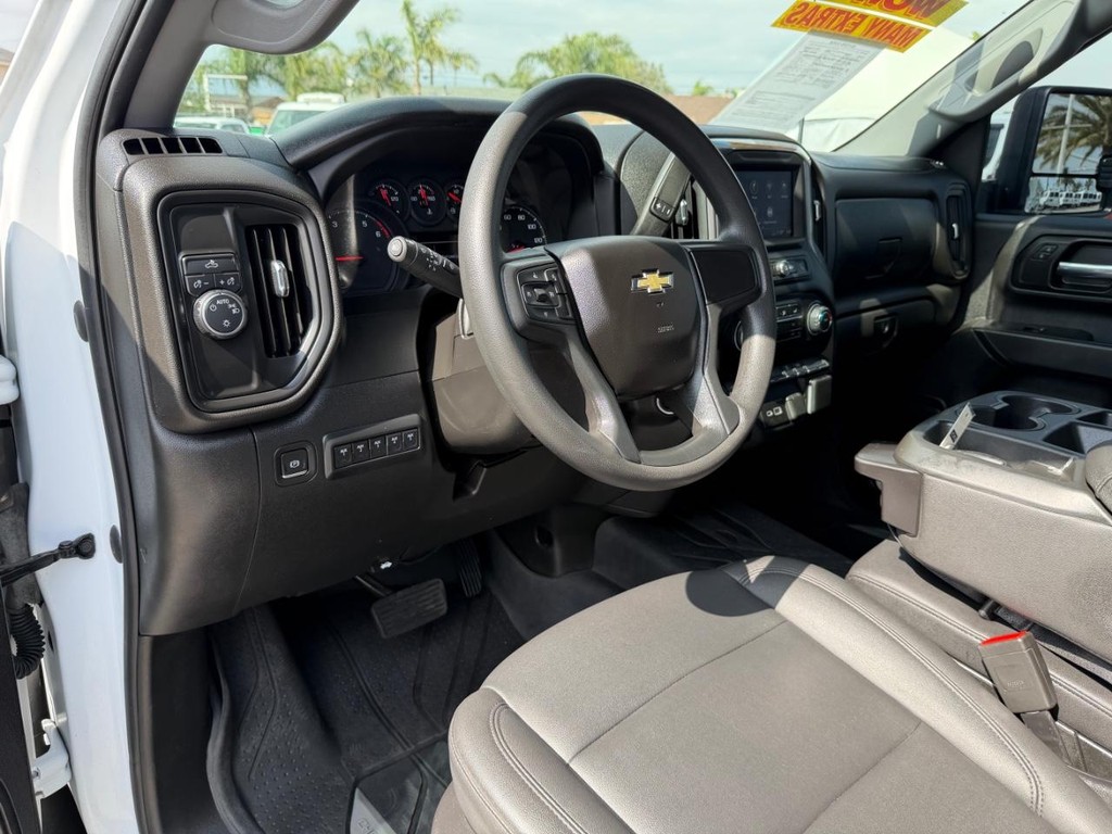 Chevrolet Silverado 2500HD Vehicle Full-screen Gallery Image 26