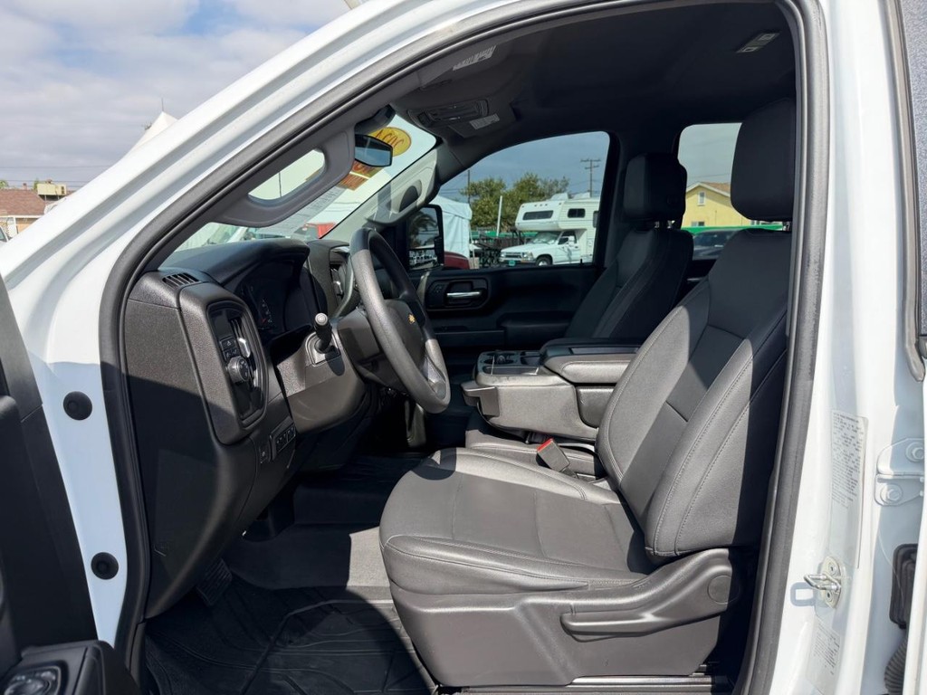 Chevrolet Silverado 2500HD Vehicle Full-screen Gallery Image 27