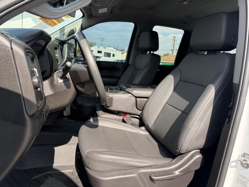 Chevrolet Silverado 2500HD Vehicle Full-screen Gallery Image 28