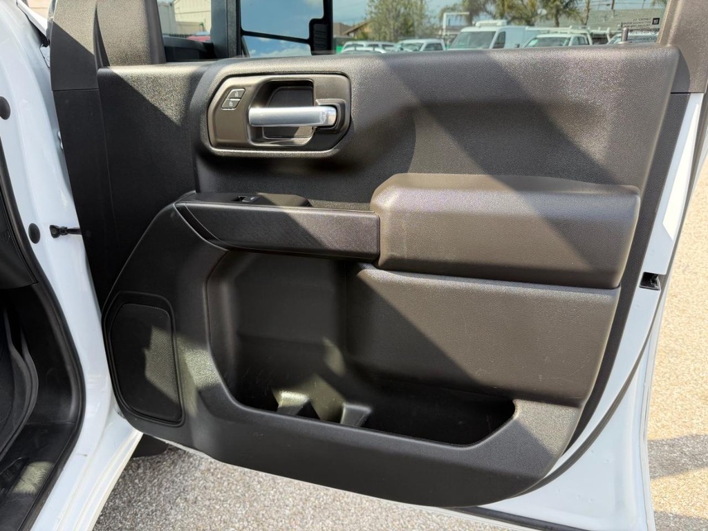 Chevrolet Silverado 2500HD Vehicle Full-screen Gallery Image 29