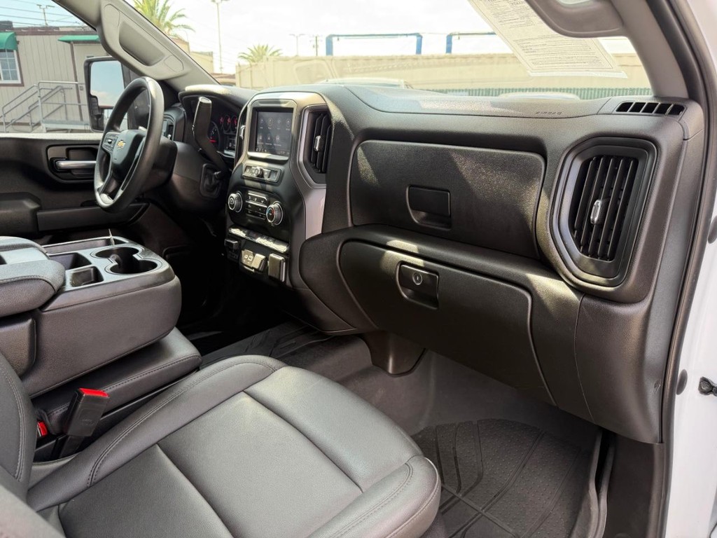 Chevrolet Silverado 2500HD Vehicle Full-screen Gallery Image 30