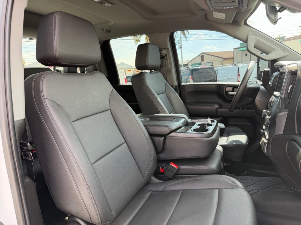 Chevrolet Silverado 2500HD Vehicle Full-screen Gallery Image 32