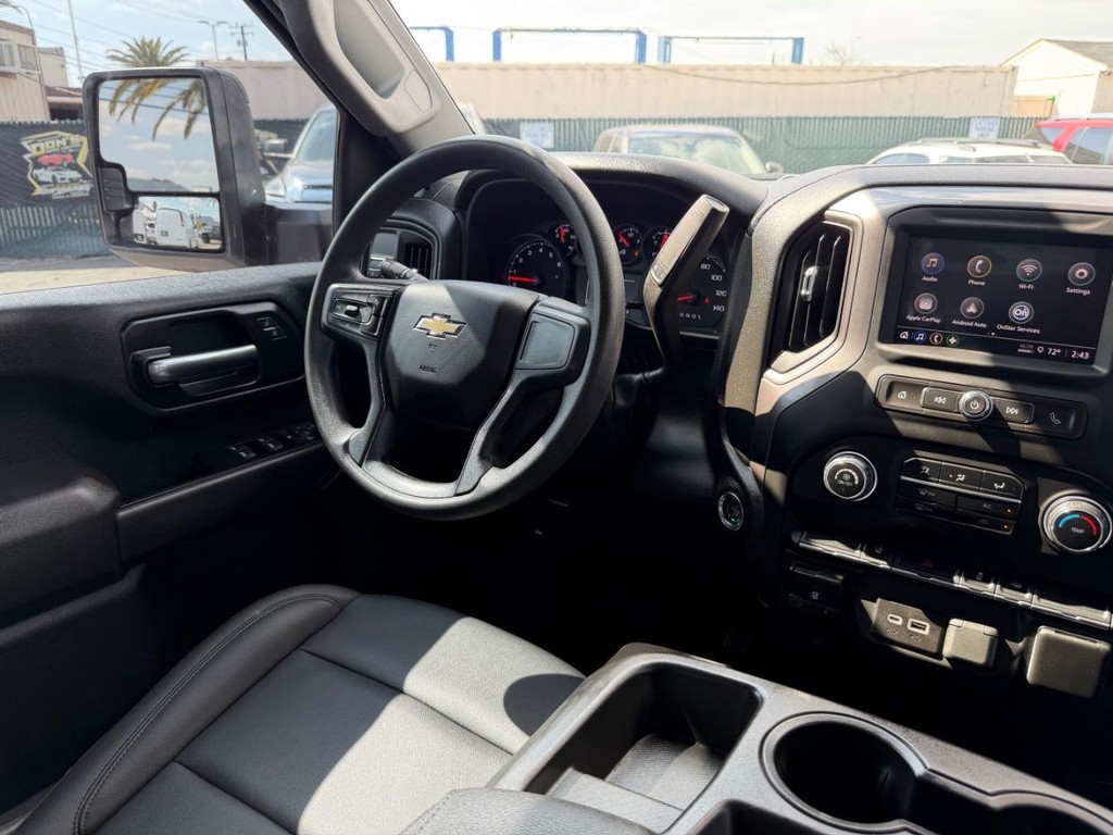 Chevrolet Silverado 2500HD Vehicle Full-screen Gallery Image 34