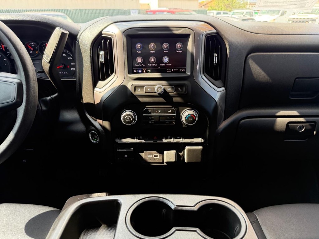 Chevrolet Silverado 2500HD Vehicle Full-screen Gallery Image 35