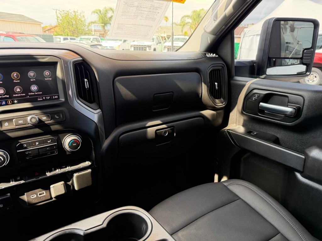 Chevrolet Silverado 2500HD Vehicle Full-screen Gallery Image 36