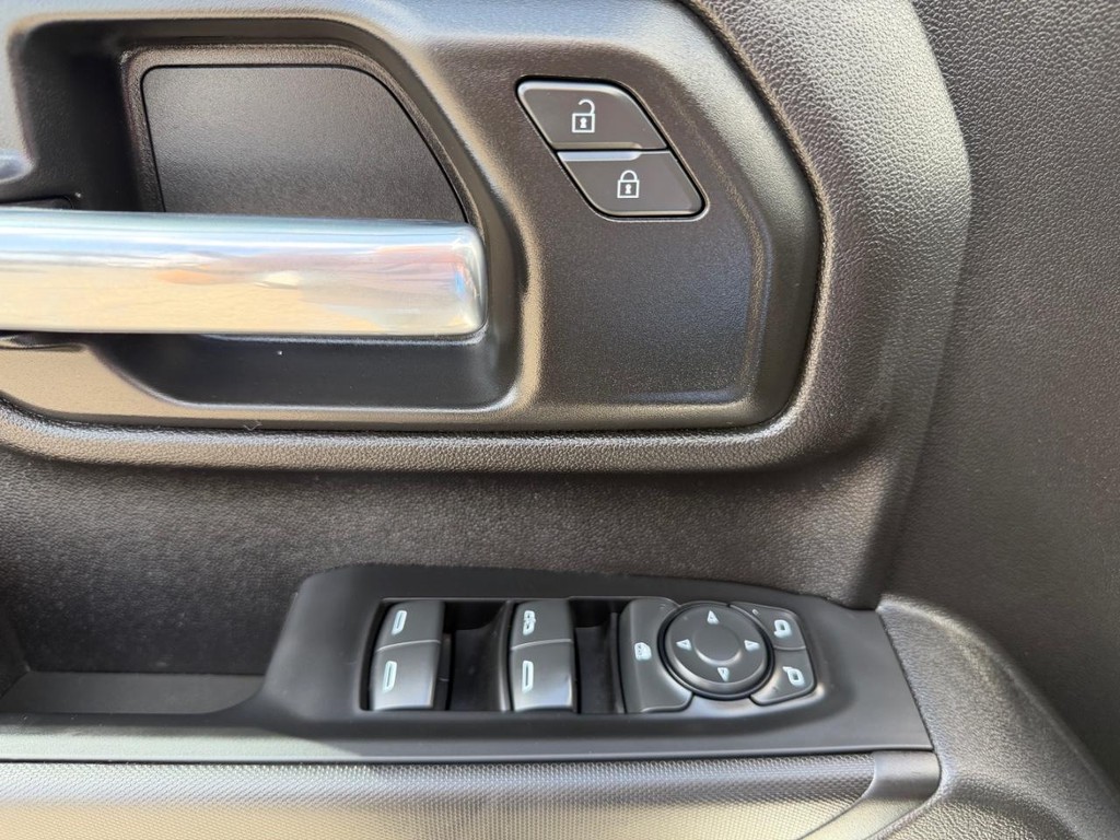 Chevrolet Silverado 2500HD Vehicle Full-screen Gallery Image 40