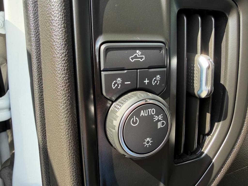 Chevrolet Silverado 2500HD Vehicle Full-screen Gallery Image 41