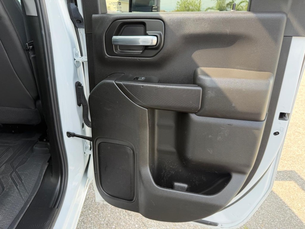 Chevrolet Silverado 2500HD Vehicle Full-screen Gallery Image 48