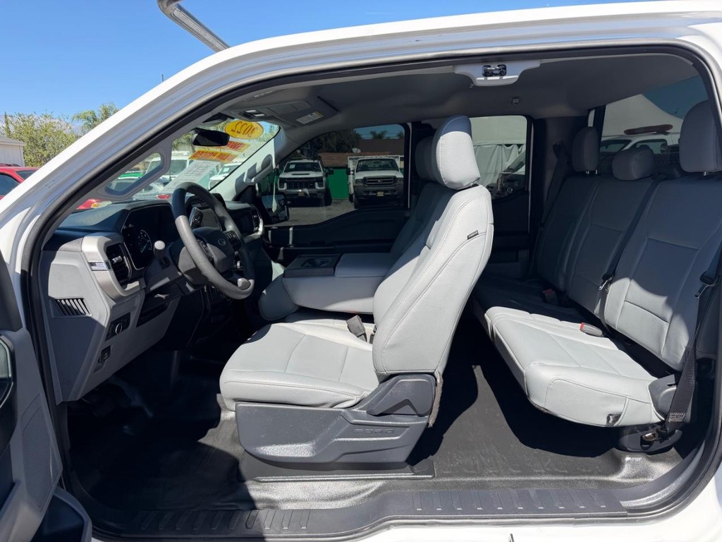 Ford F-150 Vehicle Full-screen Gallery Image 17