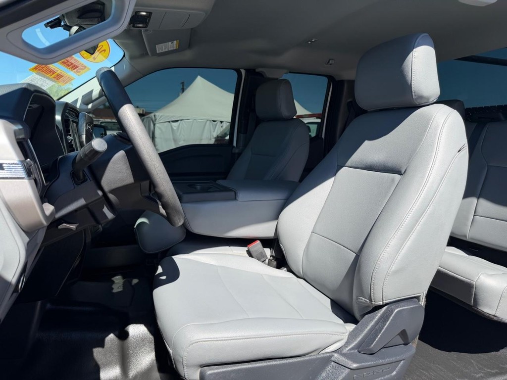 Ford F-150 Vehicle Full-screen Gallery Image 18