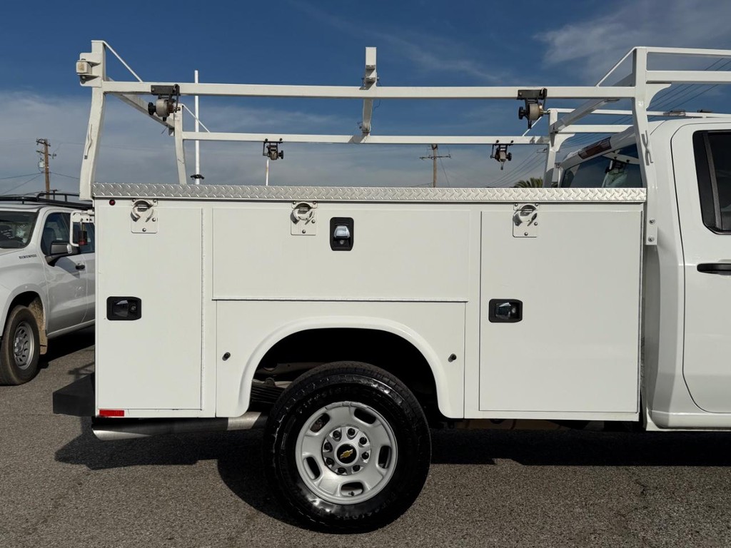 Chevrolet Silverado 2500HD Vehicle Full-screen Gallery Image 15