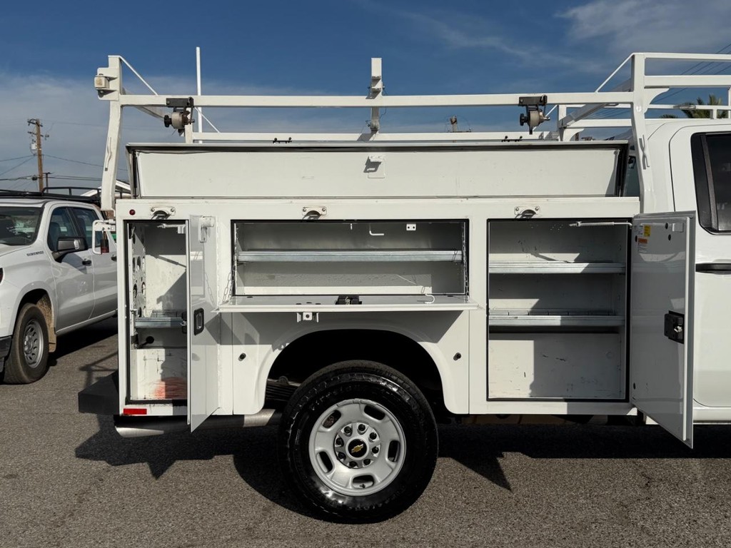 Chevrolet Silverado 2500HD Vehicle Full-screen Gallery Image 16