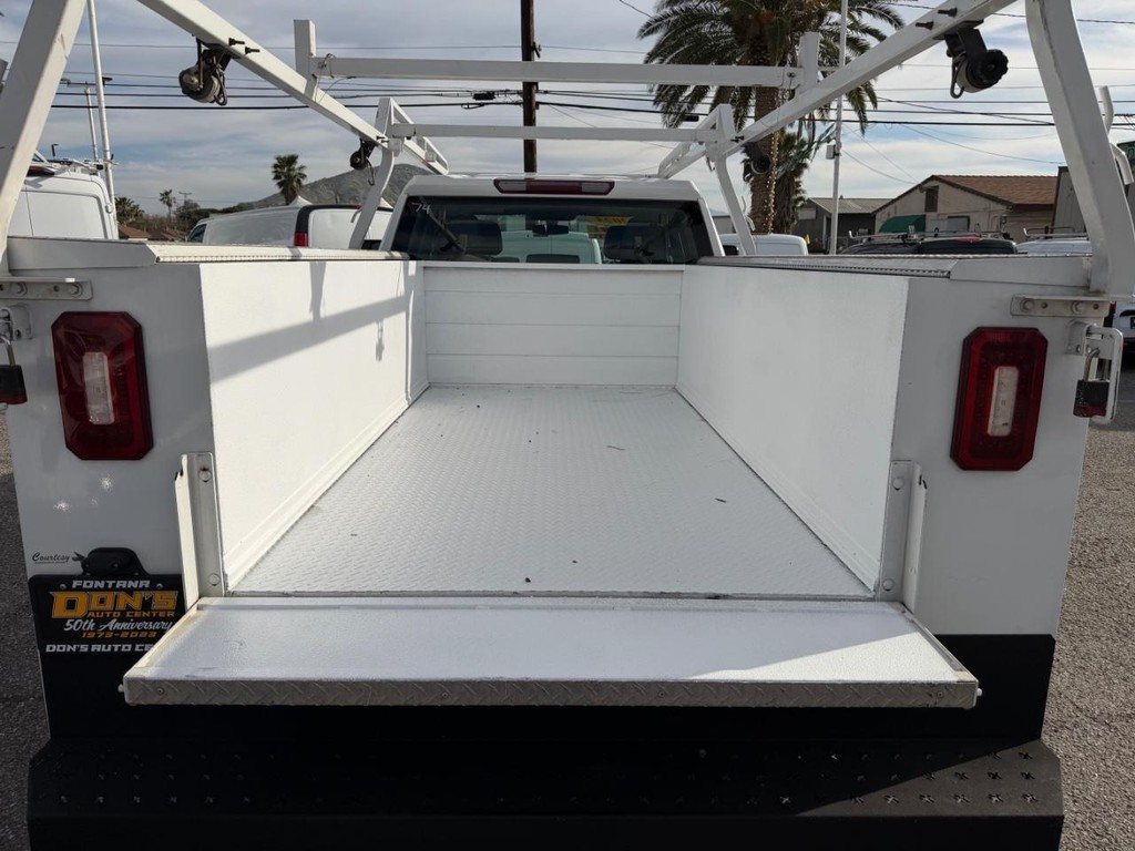 Chevrolet Silverado 2500HD Vehicle Full-screen Gallery Image 18