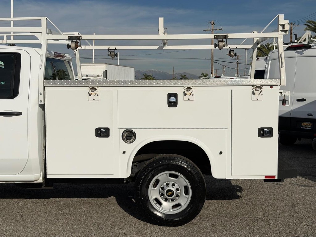 Chevrolet Silverado 2500HD Vehicle Full-screen Gallery Image 19