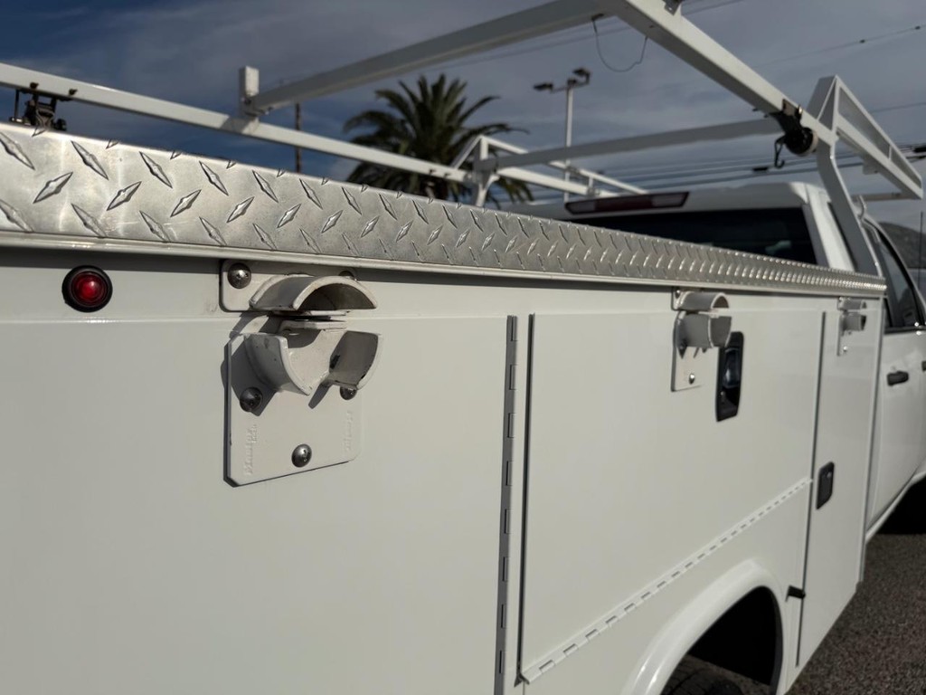 Chevrolet Silverado 2500HD Vehicle Full-screen Gallery Image 23