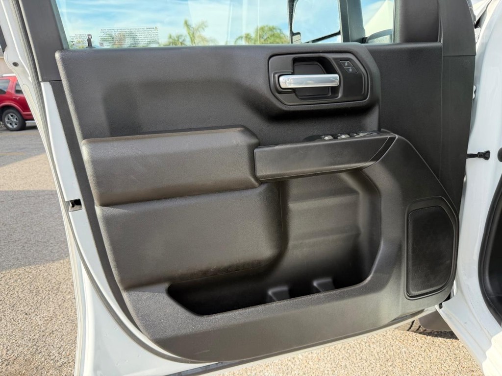 Chevrolet Silverado 2500HD Vehicle Full-screen Gallery Image 24