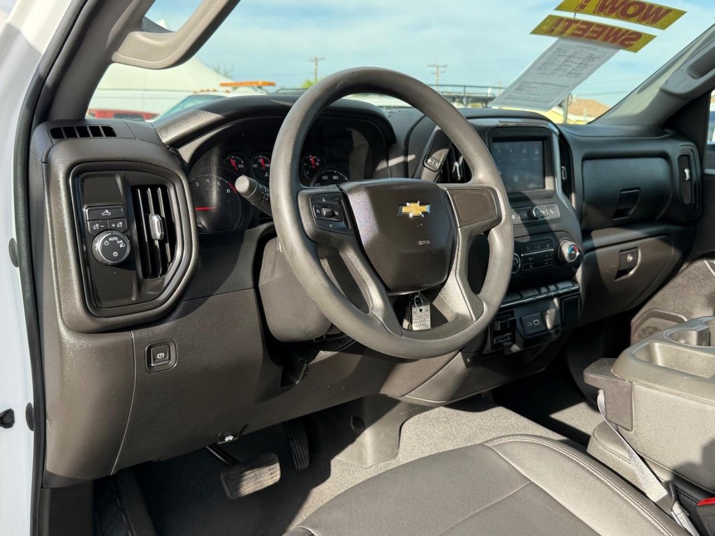 Chevrolet Silverado 2500HD Vehicle Full-screen Gallery Image 25