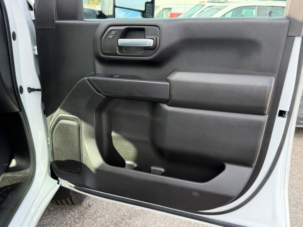 Chevrolet Silverado 2500HD Vehicle Full-screen Gallery Image 28