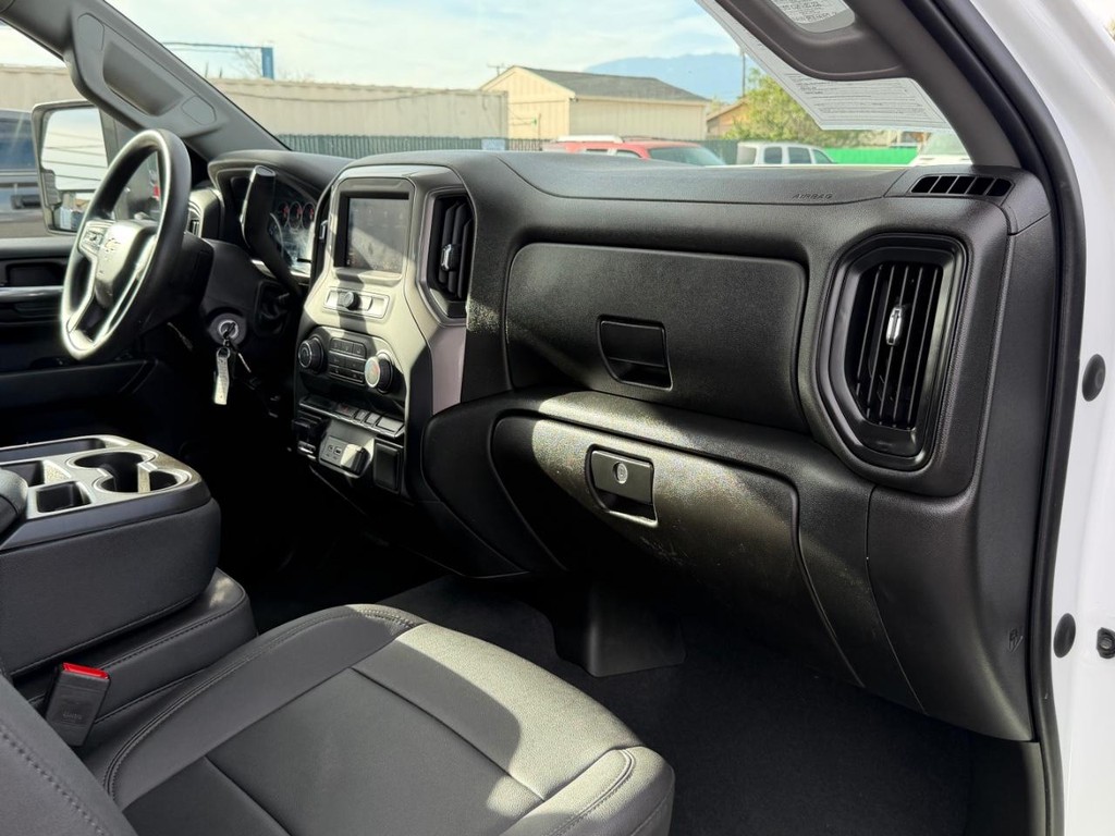 Chevrolet Silverado 2500HD Vehicle Full-screen Gallery Image 29