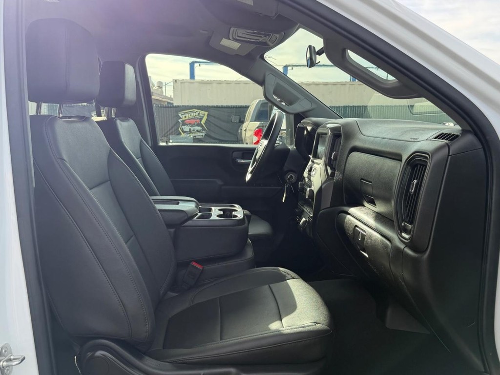 Chevrolet Silverado 2500HD Vehicle Full-screen Gallery Image 30