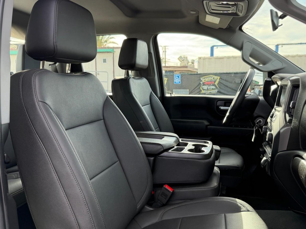 Chevrolet Silverado 2500HD Vehicle Full-screen Gallery Image 31