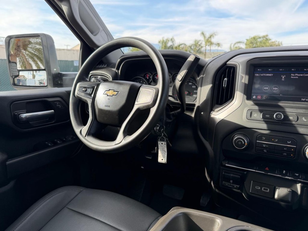 Chevrolet Silverado 2500HD Vehicle Full-screen Gallery Image 33