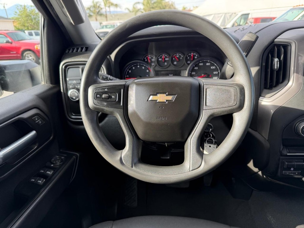 Chevrolet Silverado 2500HD Vehicle Full-screen Gallery Image 36