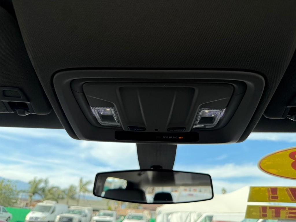 Chevrolet Silverado 2500HD Vehicle Full-screen Gallery Image 37