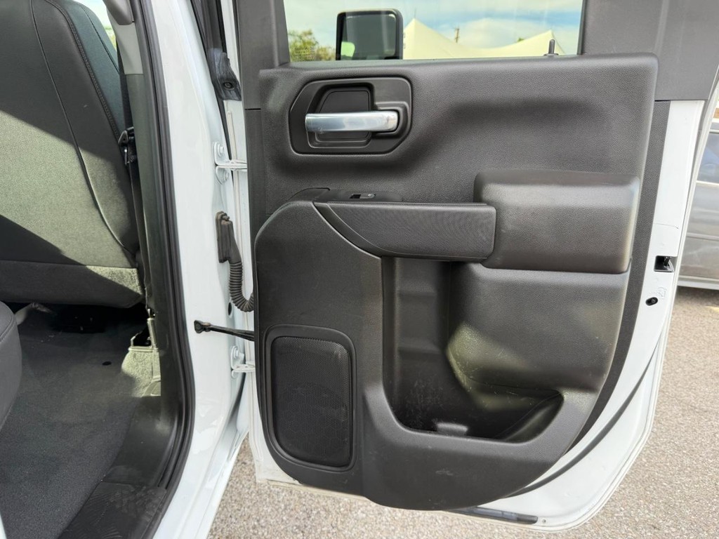 Chevrolet Silverado 2500HD Vehicle Full-screen Gallery Image 38