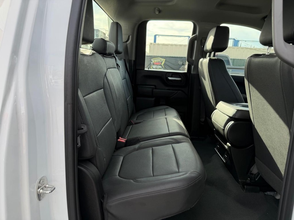 Chevrolet Silverado 2500HD Vehicle Full-screen Gallery Image 39