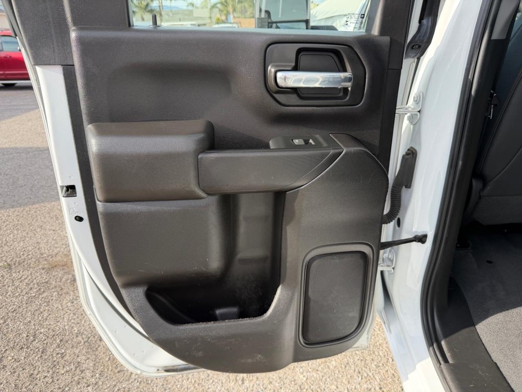 Chevrolet Silverado 2500HD Vehicle Full-screen Gallery Image 40