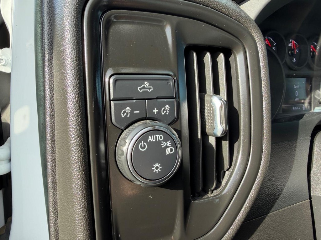 Chevrolet Silverado 2500HD Vehicle Full-screen Gallery Image 42