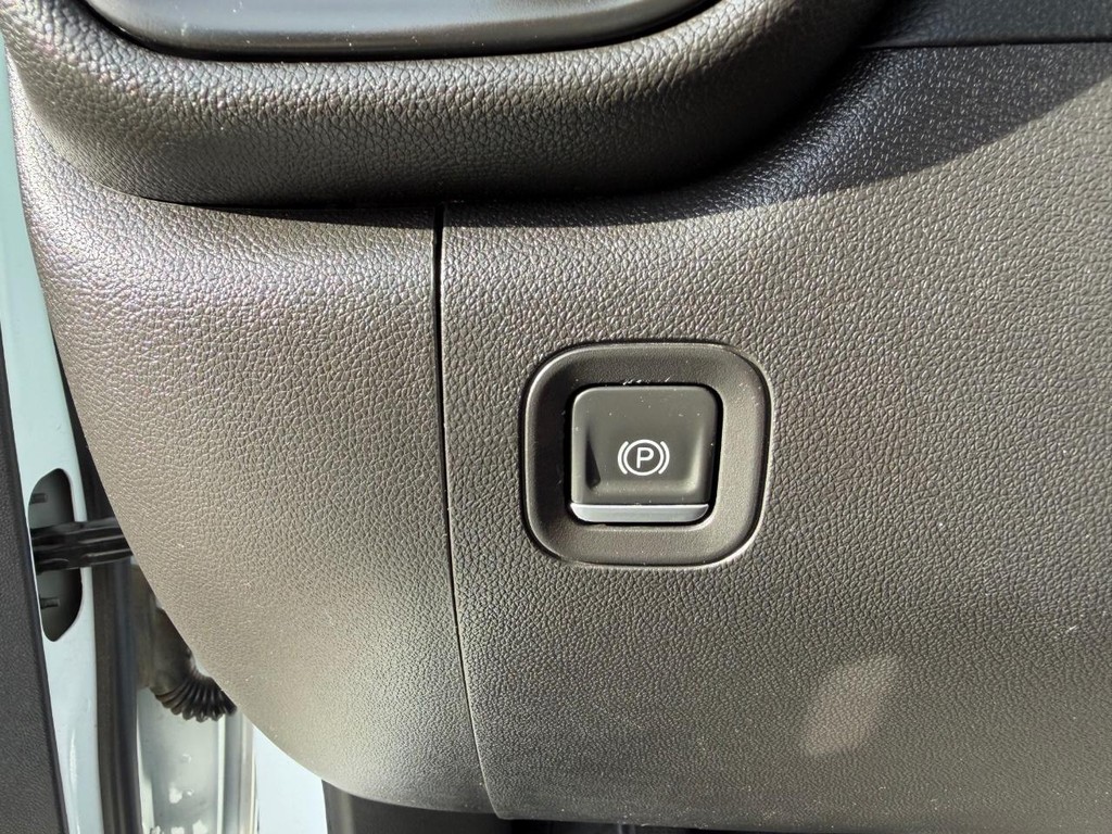 Chevrolet Silverado 2500HD Vehicle Full-screen Gallery Image 43