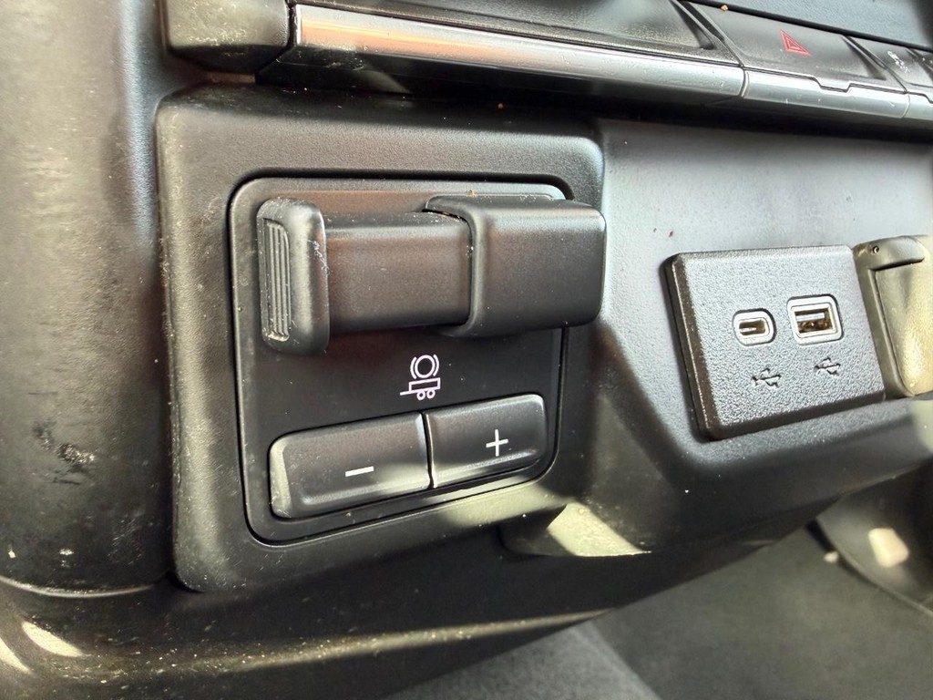 Chevrolet Silverado 2500HD Vehicle Full-screen Gallery Image 45