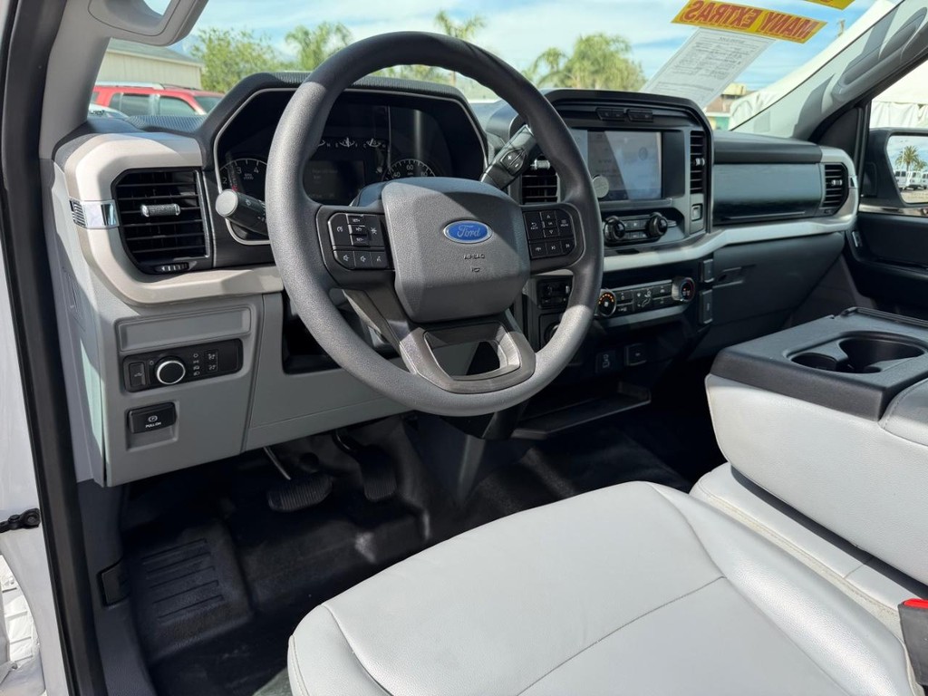 Ford F-150 Vehicle Full-screen Gallery Image 15