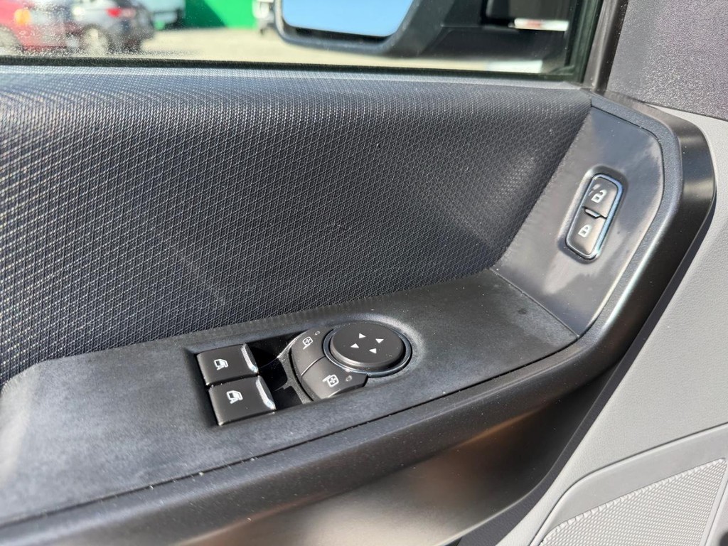 Ford F-150 Vehicle Full-screen Gallery Image 29