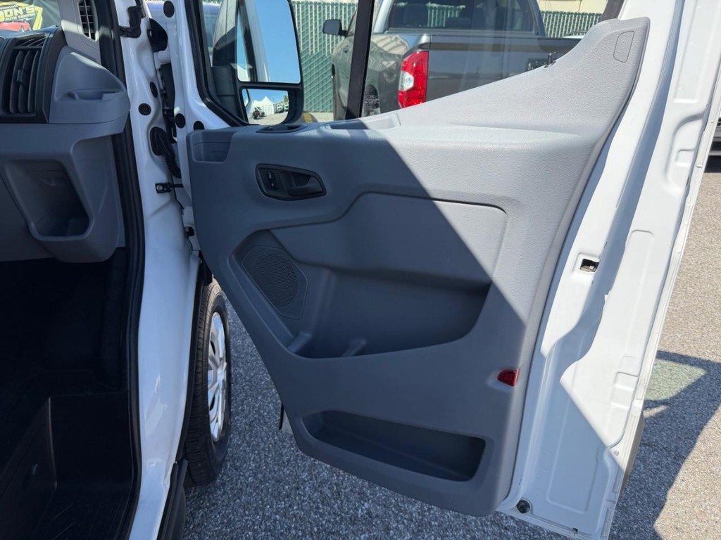 Ford Transit 350 Vehicle Full-screen Gallery Image 19