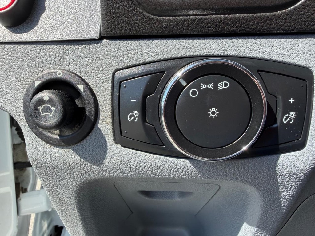 Ford Transit 350 Vehicle Full-screen Gallery Image 30