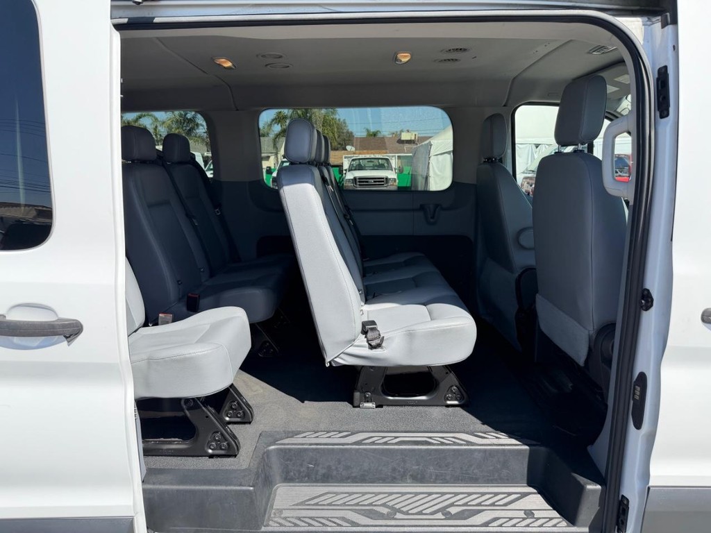 Ford Transit 350 Vehicle Full-screen Gallery Image 32