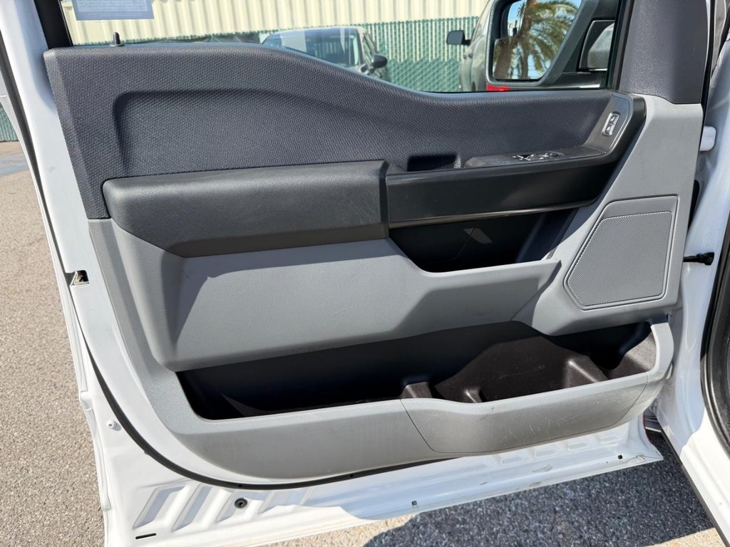 Ford F-150 Vehicle Full-screen Gallery Image 15