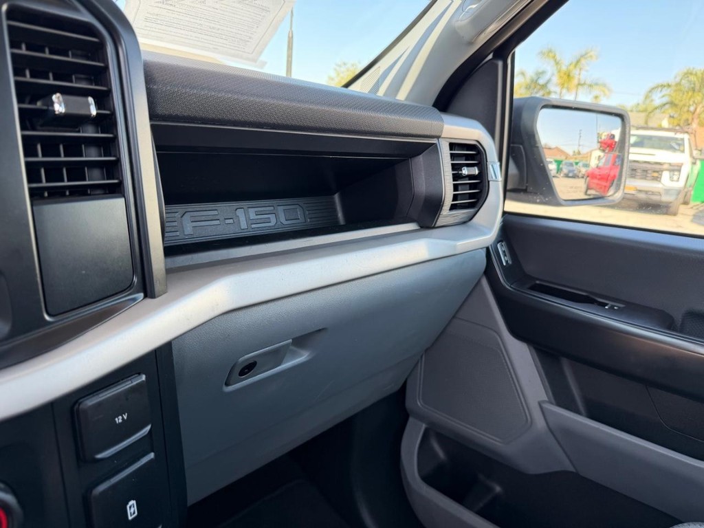 Ford F-150 Vehicle Full-screen Gallery Image 25