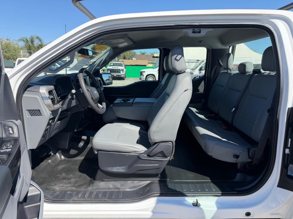 Ford F-150 Vehicle Full-screen Gallery Image 17