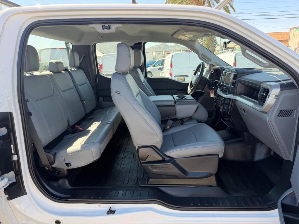 Ford F-150 Vehicle Full-screen Gallery Image 24