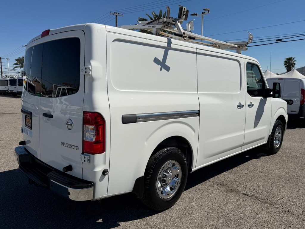 Nissan NV3500 Vehicle Full-screen Gallery Image 07