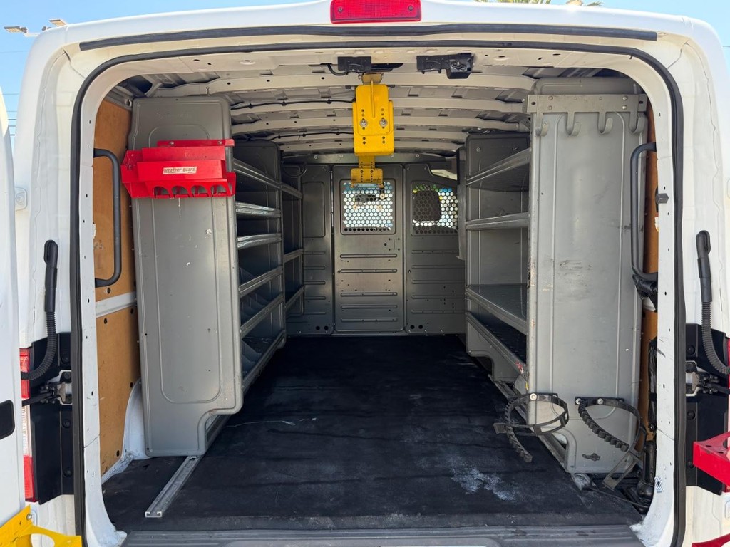 Nissan NV3500 Vehicle Full-screen Gallery Image 16