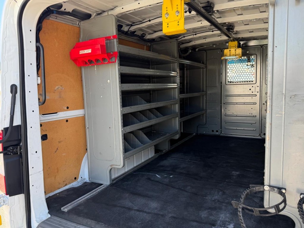 Nissan NV3500 Vehicle Full-screen Gallery Image 17