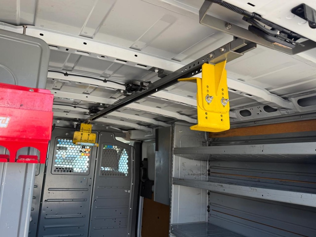 Nissan NV3500 Vehicle Full-screen Gallery Image 19