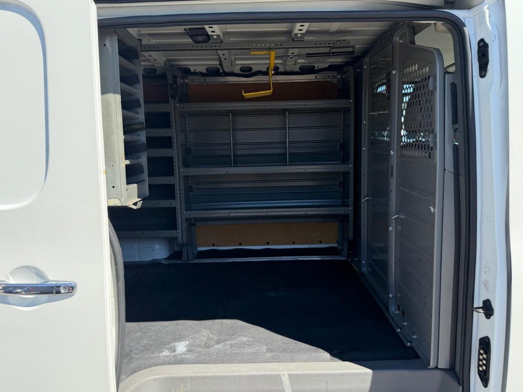 Nissan NV3500 Vehicle Full-screen Gallery Image 20