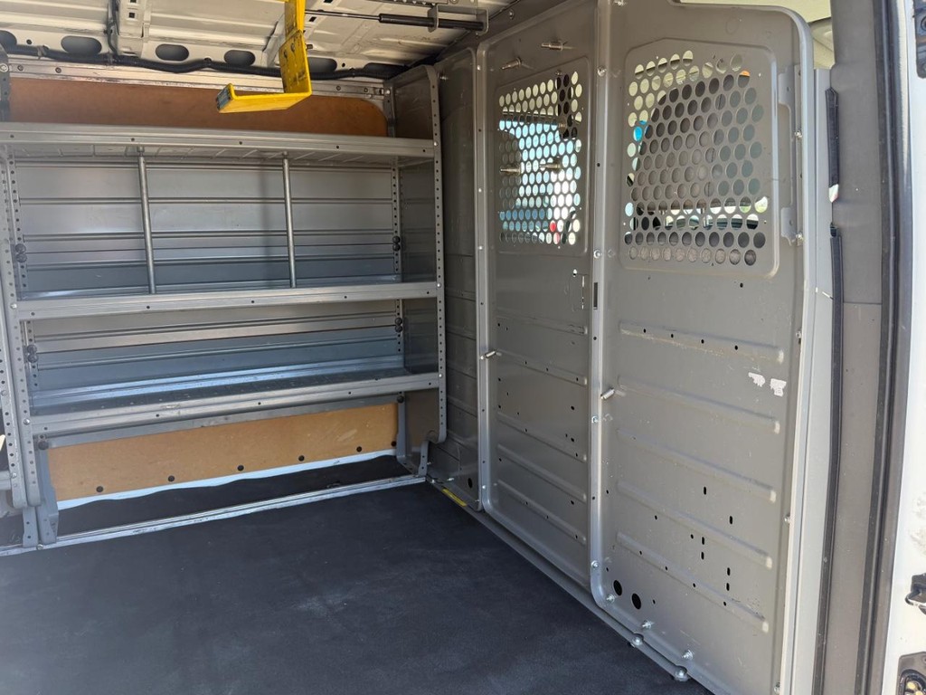 Nissan NV3500 Vehicle Full-screen Gallery Image 21