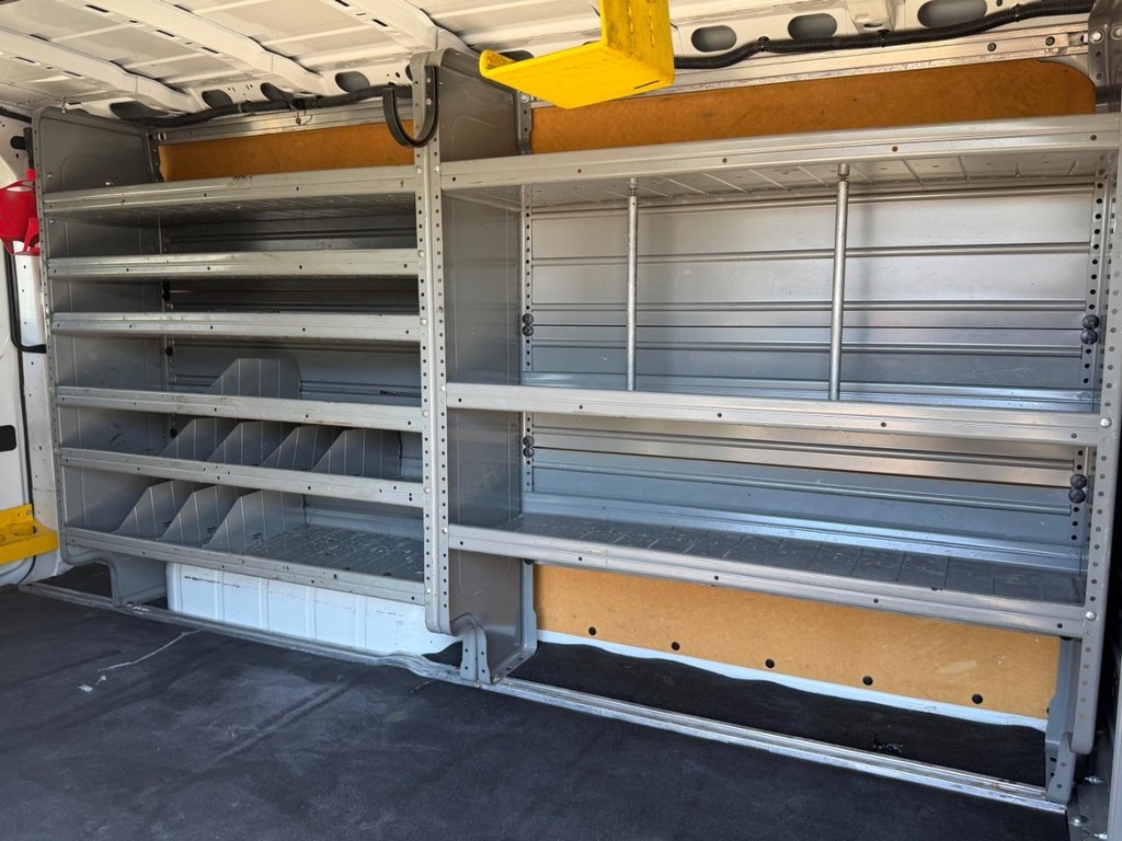 Nissan NV3500 Vehicle Full-screen Gallery Image 22